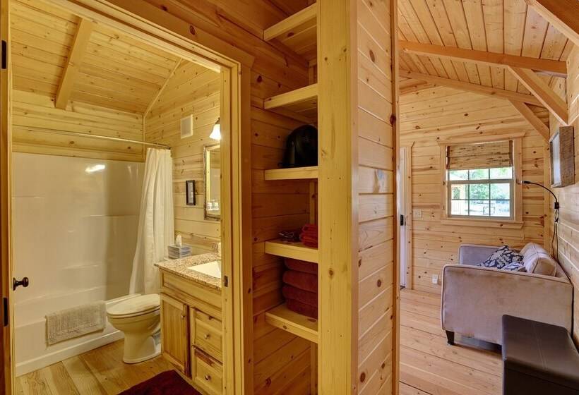 Отель Shire Valley Cabins, Charming Dayton Retreat