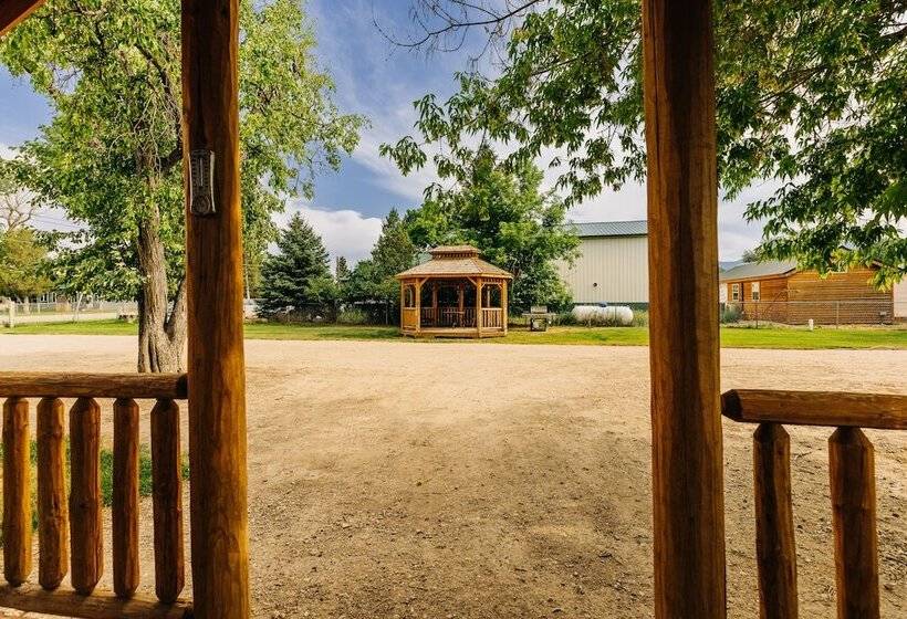 Отель Shire Valley Cabins, Charming Dayton Retreat