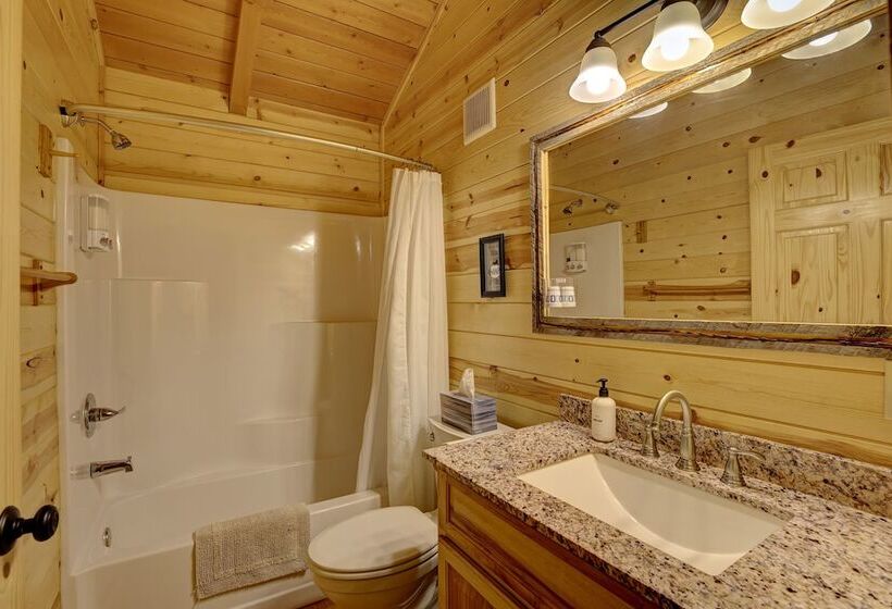 Отель Shire Valley Cabins, Charming Dayton Retreat