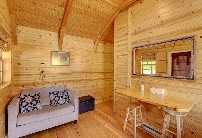 Отель Shire Valley Cabins, Charming Dayton Retreat