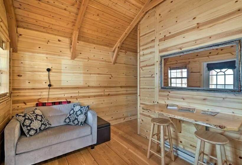 Отель Shire Valley Cabins, Charming Dayton Retreat