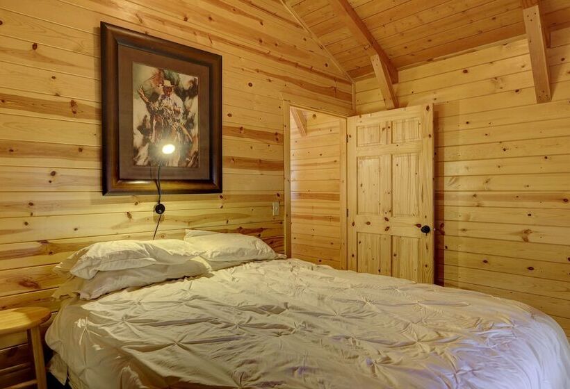 Отель Shire Valley Cabins, Charming Dayton Retreat