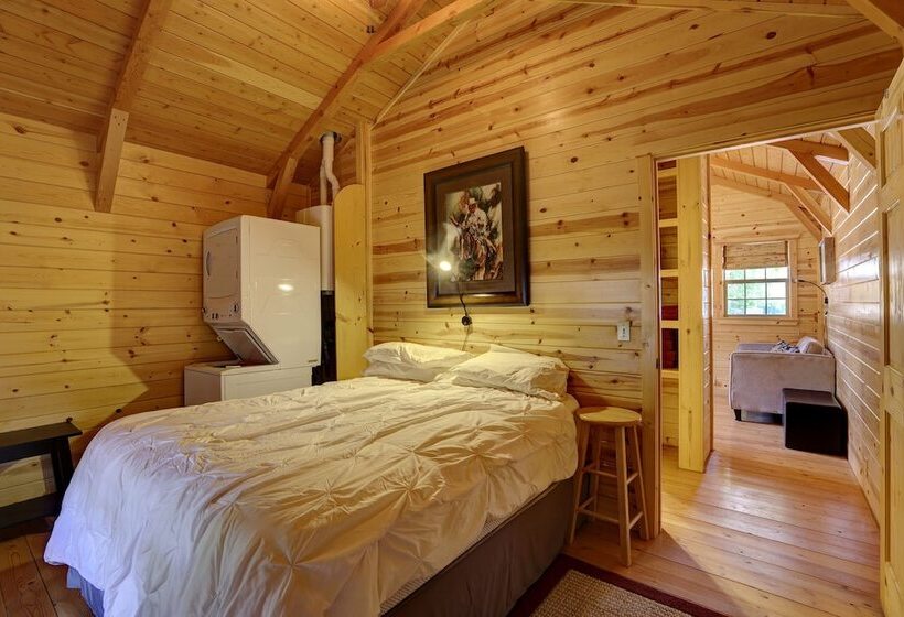 Отель Shire Valley Cabins, Charming Dayton Retreat