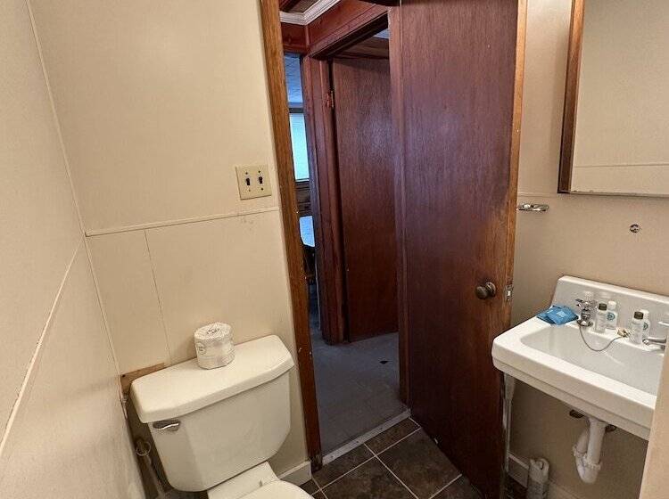 فندق Uncle Toms Cottages