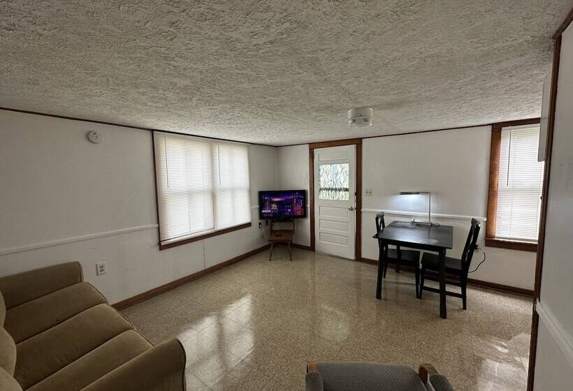 فندق Uncle Toms Cottages