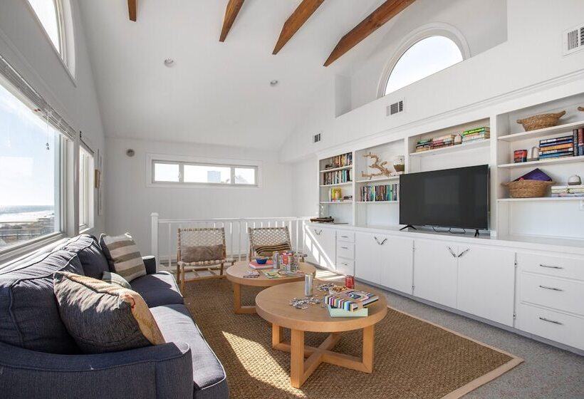 Lighthouse By Avantstay Beachfront View Home W/ Pool Table & Ping Pong