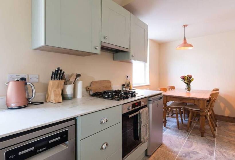 Lovely Cosy Stone Cottage In Tetbury, Cotswolds