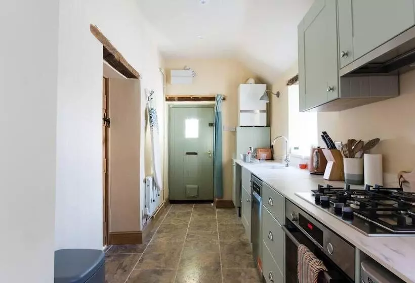 Lovely Cosy Stone Cottage In Tetbury, Cotswolds
