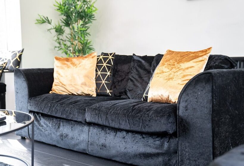 Luxury Designer Mansion In West Midlands Countryside