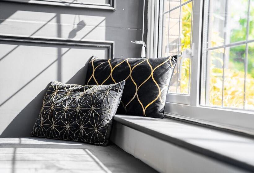 Luxury Designer Mansion In West Midlands Countryside