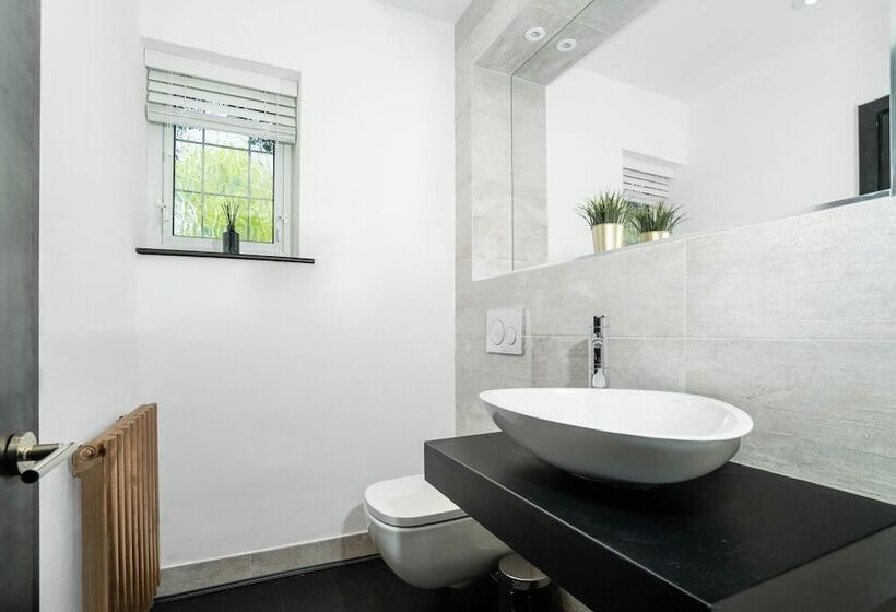 Luxury Designer Mansion In West Midlands Countryside