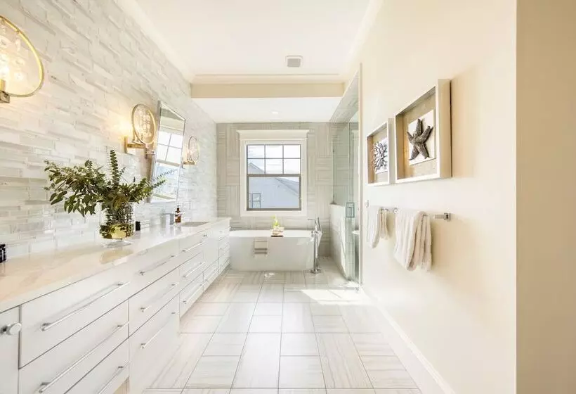 Monarch By Avantstay Stunning Estate 1 Block To Beach, Swim Up Bar, Hot Tub, & Rooftop Views