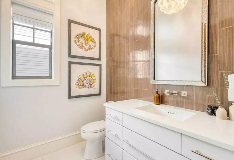 Monarch By Avantstay Stunning Estate 1 Block To Beach, Swim Up Bar, Hot Tub, & Rooftop Views