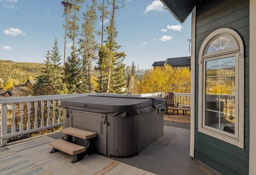 مسافرخانه Winter Park Chateau