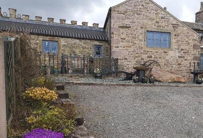Peak District Cottage Set In 5 Acres Near Buxton