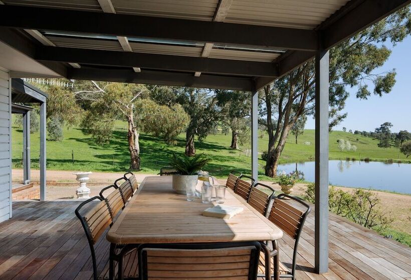 Курорт The Village Green Glampervans