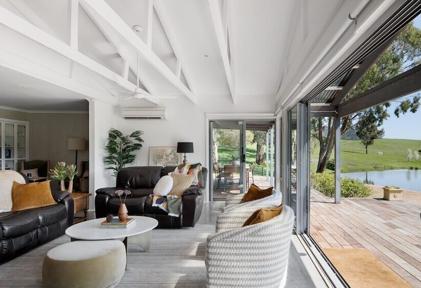 Курорт The Village Green Glampervans