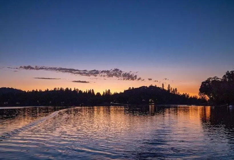 The Big Easy   Lakefront Only 1 Mile To Popular Marina Beach! By Yosemite Region Resorts