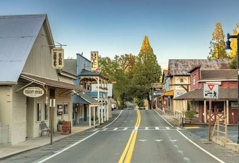 The Big Easy   Lakefront Only 1 Mile To Popular Marina Beach! By Yosemite Region Resorts