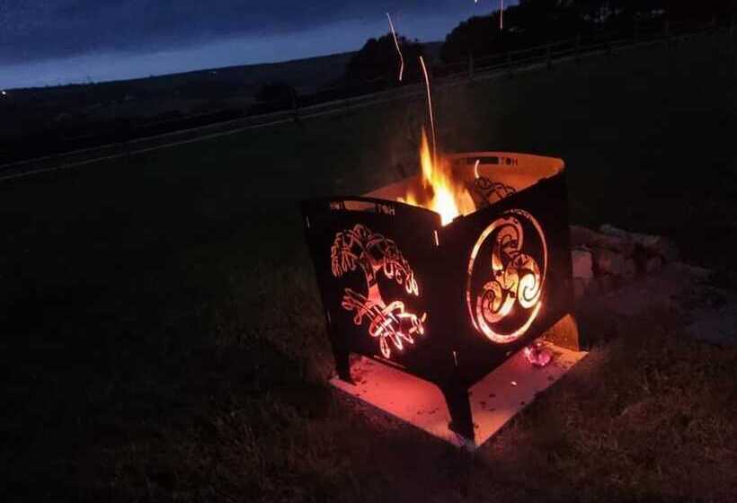 호텔 Crooked Oaks Bell Tent Glamping In North Devon
