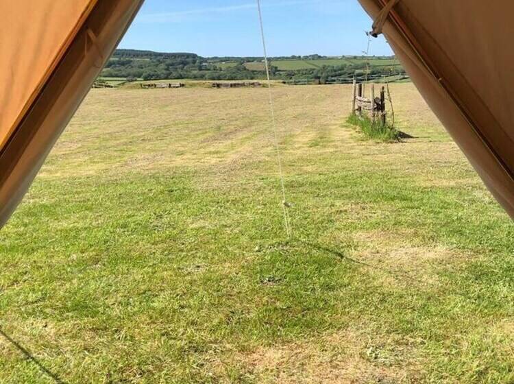 호텔 Crooked Oaks Bell Tent Glamping In North Devon