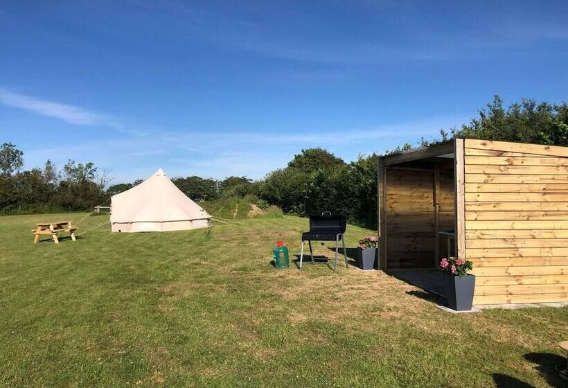호텔 Crooked Oaks Bell Tent Glamping In North Devon