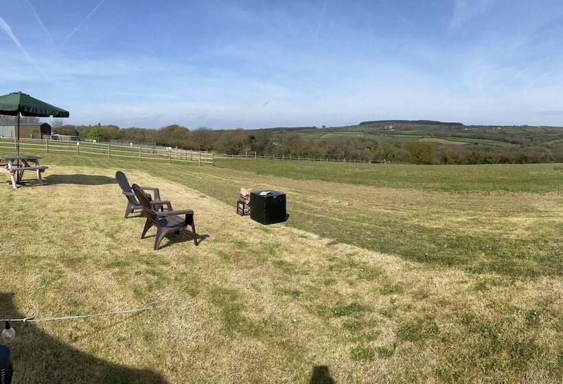 호텔 Crooked Oaks Bell Tent Glamping In North Devon