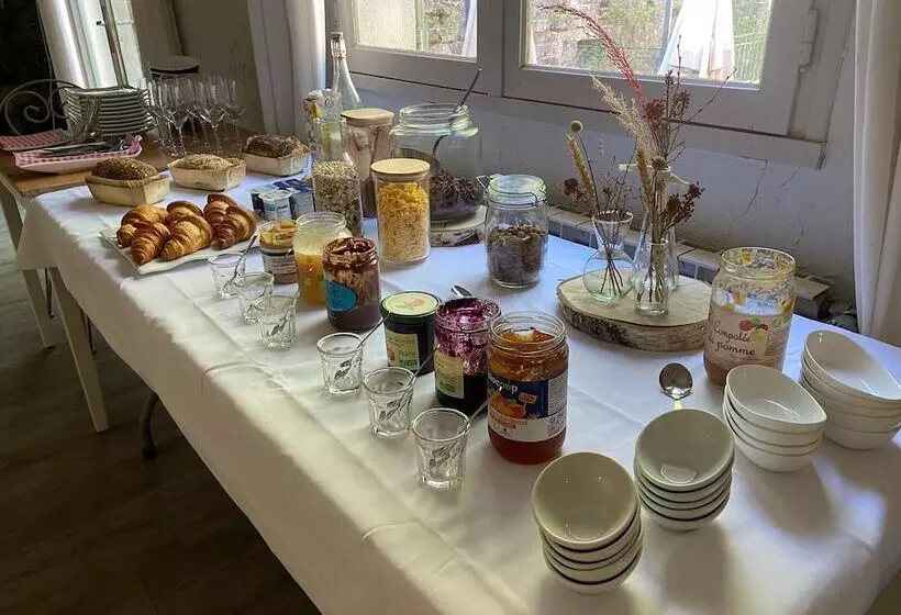 Hotelli Montrieux Le Hameau