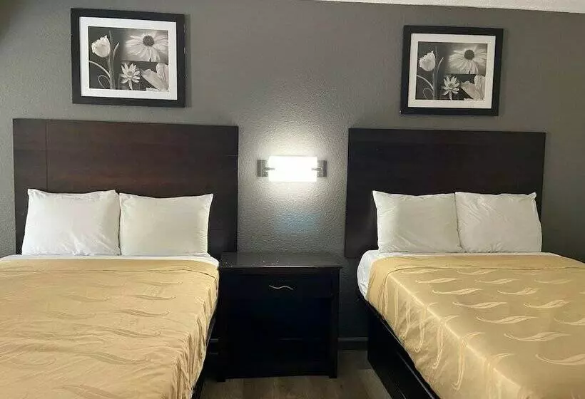 Hotelli Speedway Inn & Suites