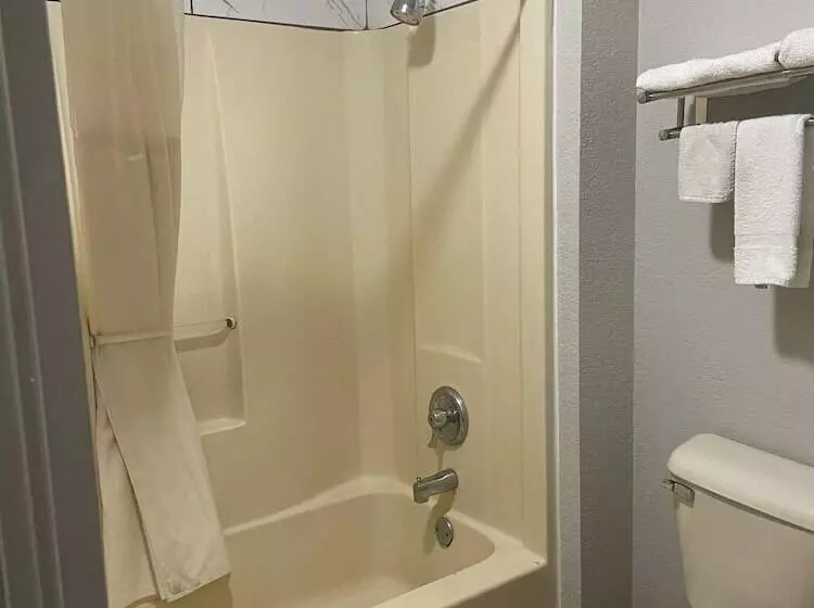 Hotelli Speedway Inn & Suites