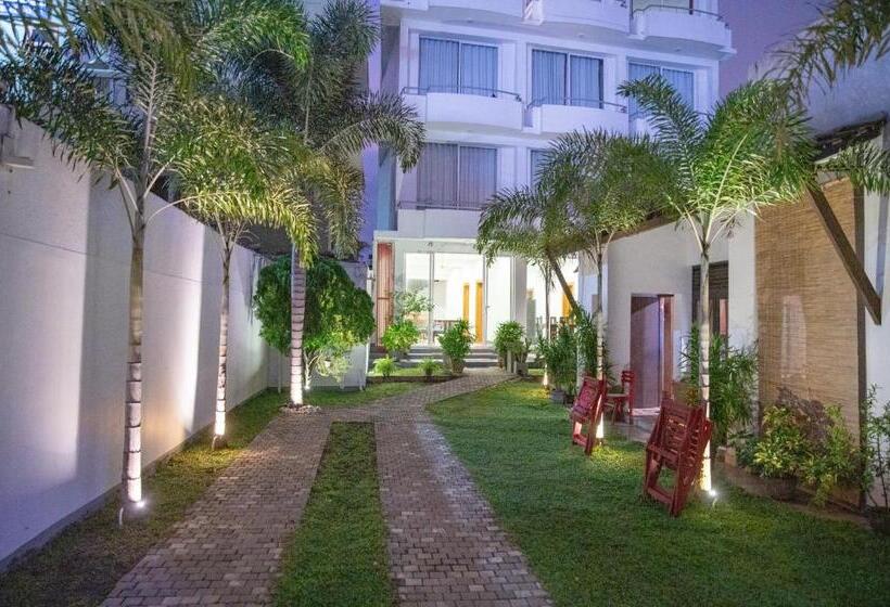 הוסטל Marine Tourist Guest House At Negombo Beach