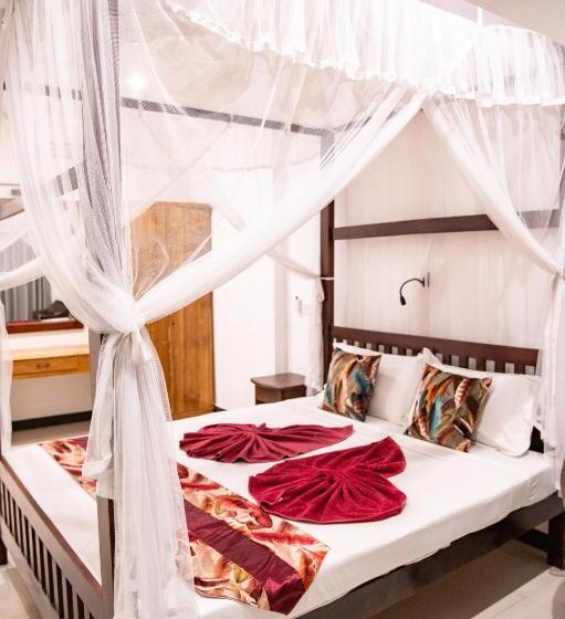 הוסטל Marine Tourist Guest House At Negombo Beach