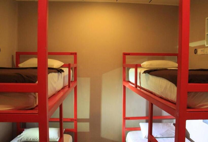 הוסטל Marine Tourist Guest House At Negombo Beach