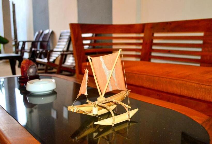הוסטל Marine Tourist Guest House At Negombo Beach