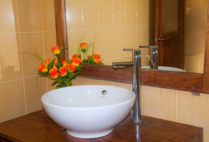 הוסטל Marine Tourist Guest House At Negombo Beach