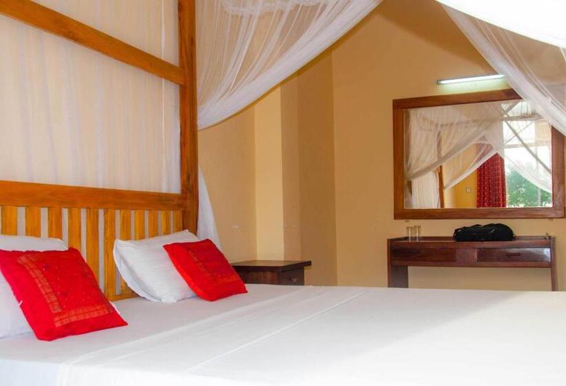 הוסטל Marine Tourist Guest House At Negombo Beach