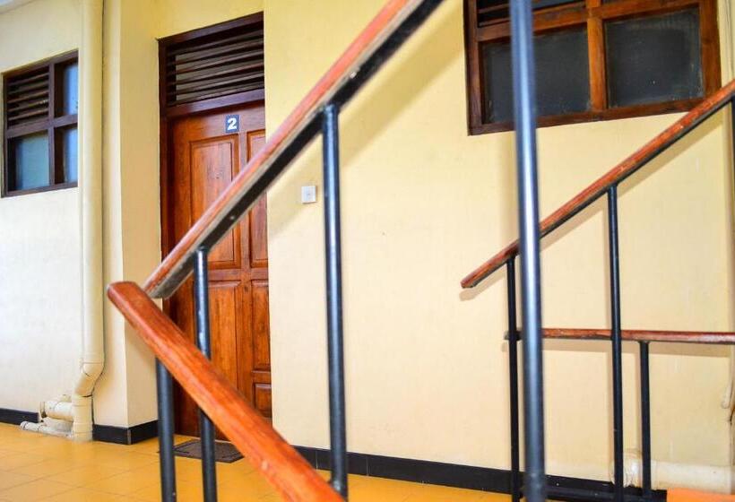 הוסטל Marine Tourist Guest House At Negombo Beach