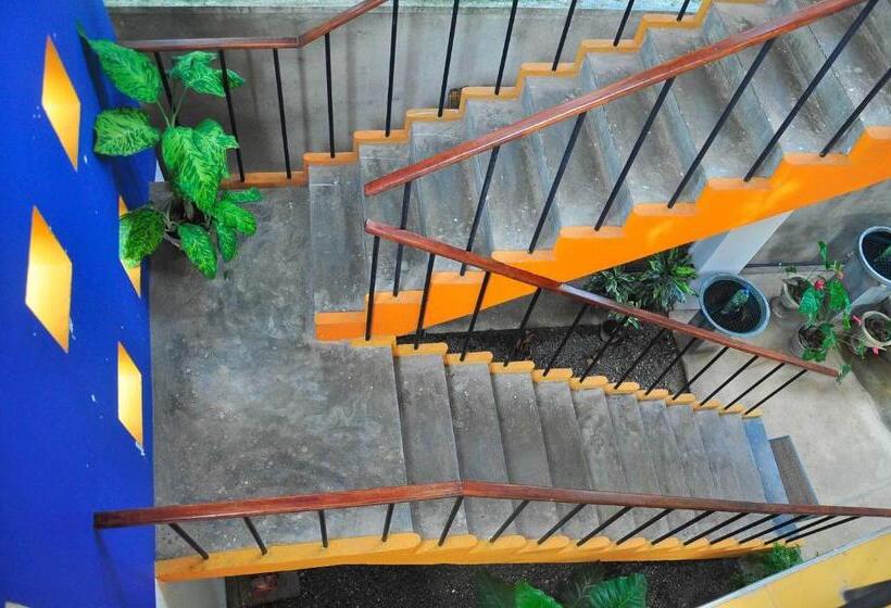 הוסטל Marine Tourist Guest House At Negombo Beach