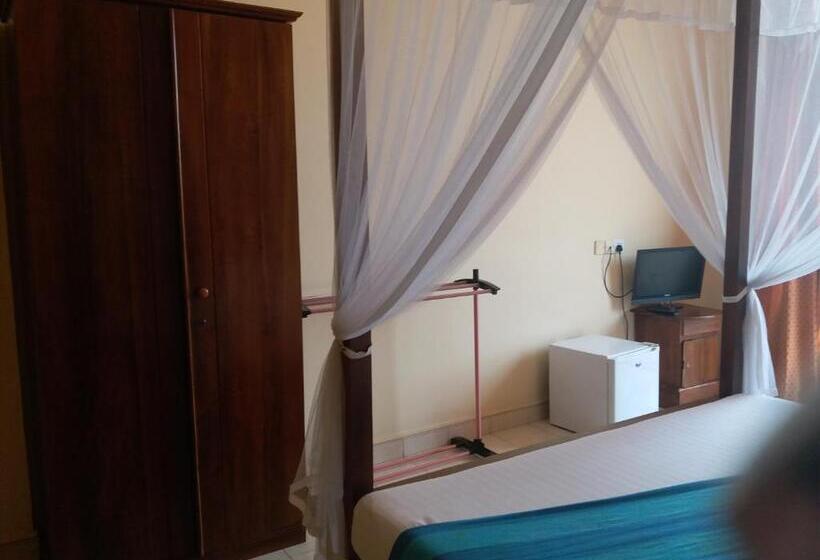 הוסטל Marine Tourist Guest House At Negombo Beach