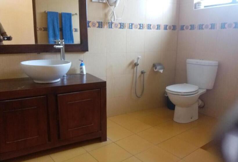 הוסטל Marine Tourist Guest House At Negombo Beach