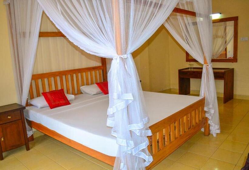 הוסטל Marine Tourist Guest House At Negombo Beach