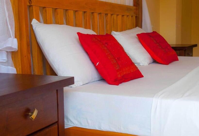 הוסטל Marine Tourist Guest House At Negombo Beach