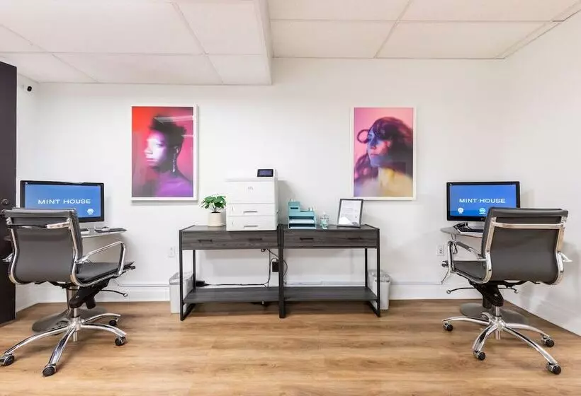 هتل Mint House At 70 Pine