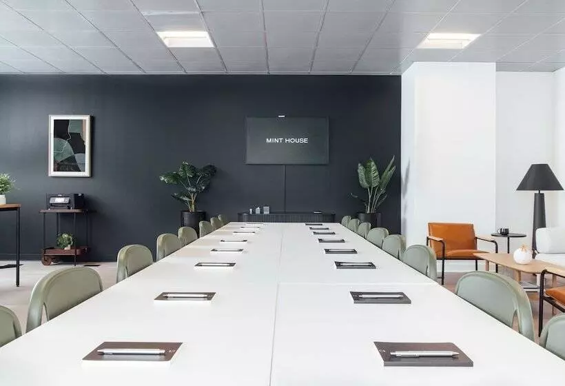 هتل Mint House At 70 Pine