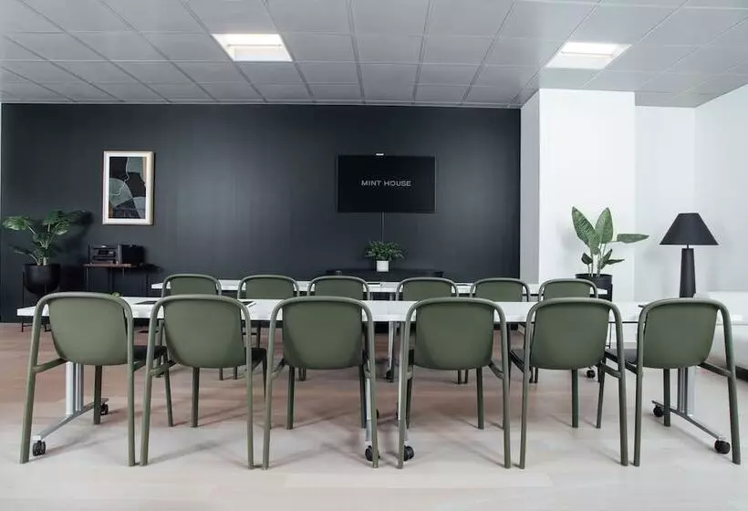 هتل Mint House At 70 Pine