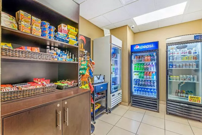 酒店 Sleep Inn & Suites Ames Near Isu Campus