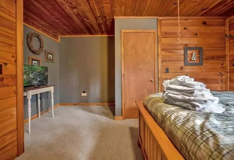 Bear Hug Lodge Charming Cabin In Coosawattee River Resort Pet Friendly