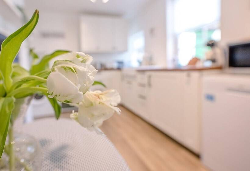 Bonheur, 16 Bartholomew Green, Southwold