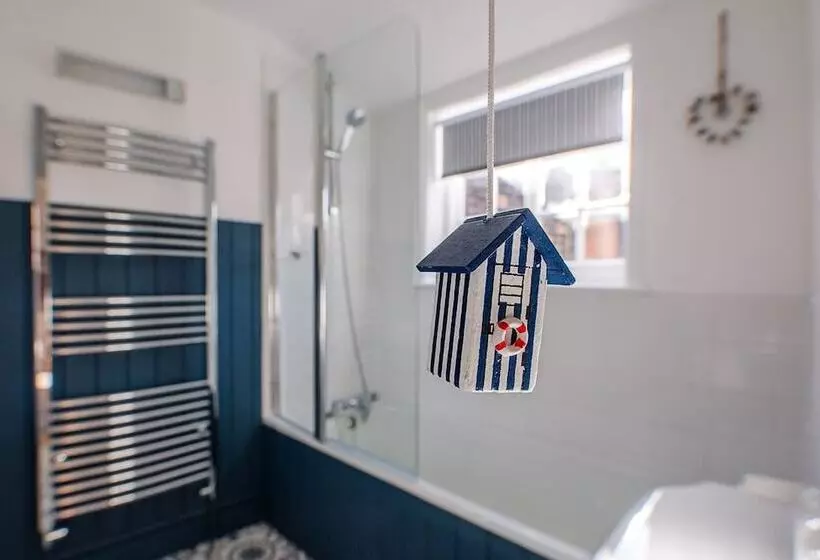 Bonheur, 16 Bartholomew Green, Southwold