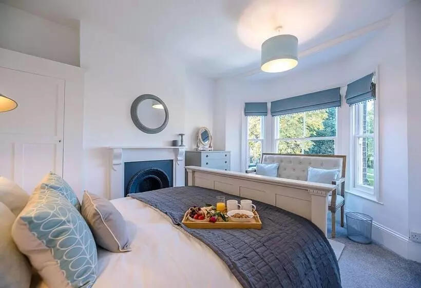 Bonheur, 16 Bartholomew Green, Southwold